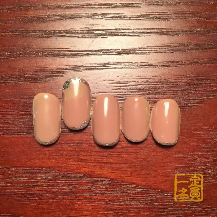 ジェルカラーリング 色ジェルによるカラーリングです 自爪をジェルでコーティングします ベ 定員一名所属 定員一名 0o 秋 O0のネイル デザイン ミニモ