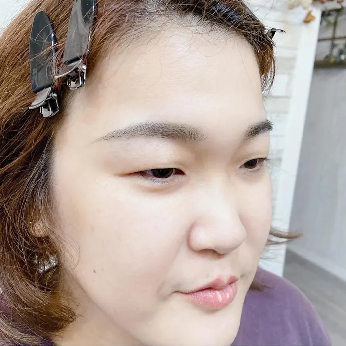 自己処理の時に眉下を結構剃ってしまって 角度の急な眉になってしまっていましたが 並行眉にしていきた Hair Face Chiara所属 Chiara 舞音 まお のアイブロウ 眉毛カタログ ミニモ