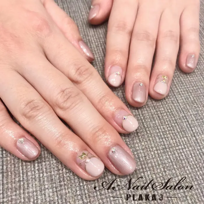 丸フレンチ リボン 定額デザイン ジェルネイル デザインネイル ジェルデザイン A Nail Salon Plaka３所属 小池 郁の ネイルデザイン ミニモ