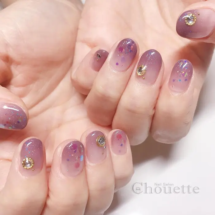 大人くすみパープルのカラーグラデーション ラメとホロをちりばめてキラキラに Chouette 小俣ゆうこ所属 Chouette 小俣ゆうこの ネイルデザイン ミニモ