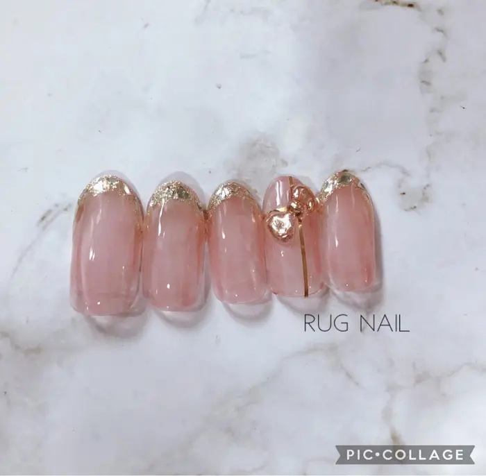 ガラスフレンチ ゴールドver サンプルはエンボスアートのリボンを付けてみましたがシンプルに5本ガ Private Nail Salon Rug所属 Nail Salon Rugのネイルデザイン ミニモ
