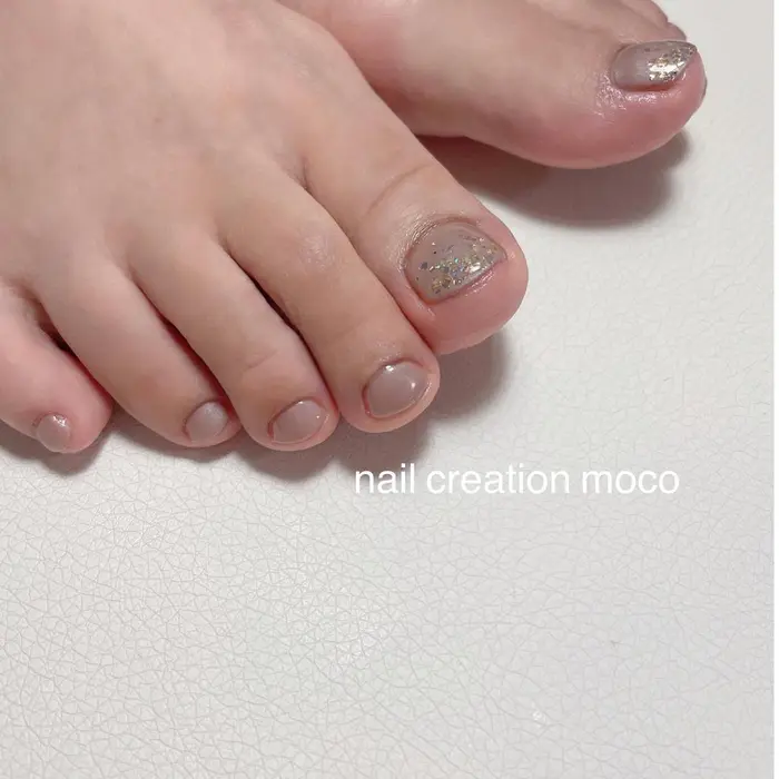 ワンカラー上品ベージュフットネイル Akaringo Nail所属 Nail Mocoのネイルデザイン ミニモ