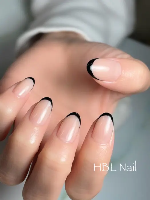 クリアカラーをベースにブラックの細めフレンチがスタイリッシュ Hbl Nail所属 Hbl Nail Yokohamaのネイル デザイン ミニモ