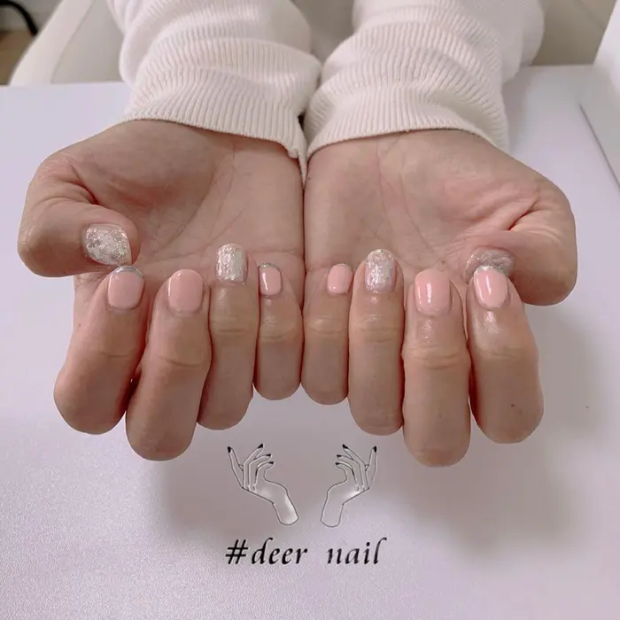 ピンクとシルバーのニュアンスデザイン お客様の肌色に合わせたカラーを選びました Deer Nail所属 Deer Nailのネイルデザイン ミニモ