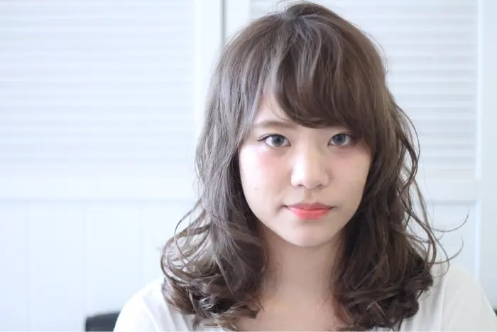 抜け感のあるパーマスタイルです アッシュ強めのカラーも柔らかいウエーブで優しく見えます ゆるふわ ヘアーアトリエメル所属 ホコノハラ ヒロミのヘアカタログ ミニモ