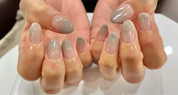 グレーのカラグラ Quatro Grancieux青葉台店所属 安藤 彩乃のネイルデザイン ミニモ グレーのカラグラ Quatro Grancieux青葉台店所属 安藤 彩乃のネイルデザイン ミニモ