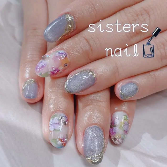 くすみパープルのマグネットとフラワー囲みの大人春ネイル Si Sistersnail F所属 Sisters Nail Fの ネイルデザイン ミニモ