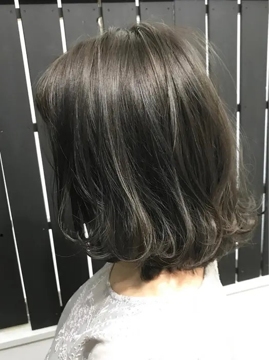 本日のゲストカラー スモーキーシルバーグレージュ 切りぱなしボブ夏オススメっミディアムトー Ivy所属 池田 擁平のヘアカタログ ミニモ