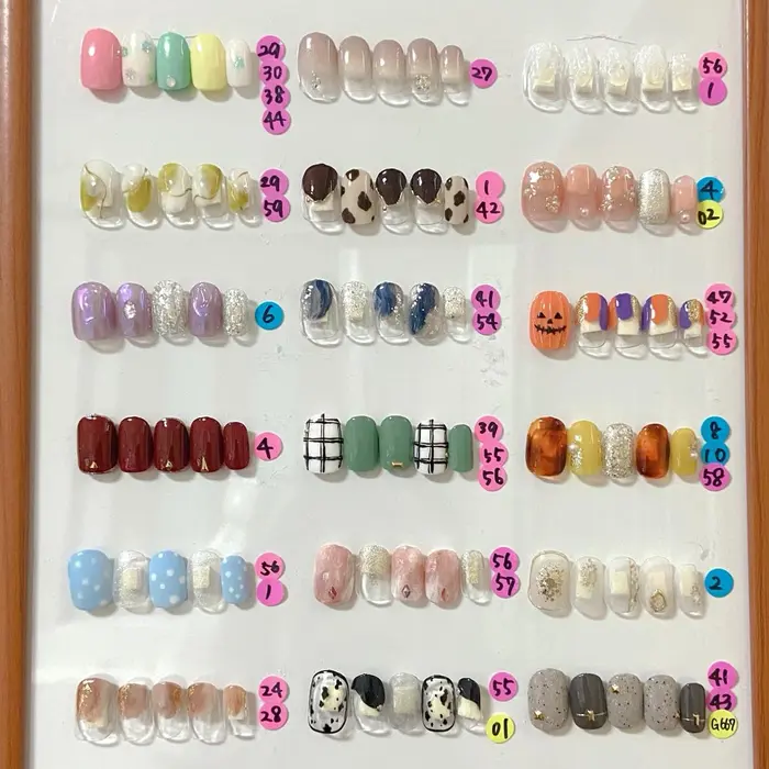 10月テンプレートデザイン ワンカラーのアートなしの所は 1本100円で色変更可能です アート Every Day Beauty 吉祥寺店所属 四木 亜衣美のネイルデザイン ミニモ