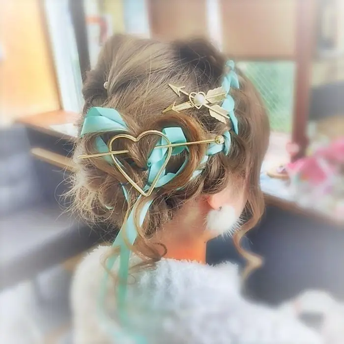 編み込みのヘアセット リボンを編み込んでライブ仕様に アクセサリー等持ってきていただければつけたり パピヨンロゼ所属 西原 ヒカルのヘアカタログ ミニモ