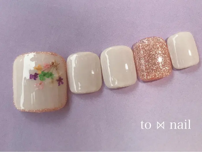 押し花フットジェルネイル 今季は押し花人気です 三田市ネイルサロン 三田市ネイル 三田市 To Nail所属 安藤 智子のネイル デザイン ミニモ