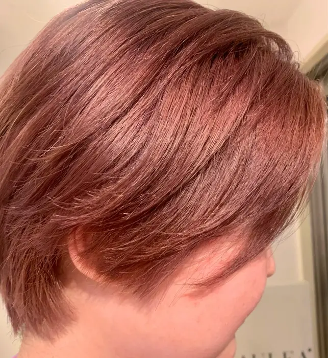 ピンクベージュ ショートカット 春らしいピンクとハンサムショートでかっこかわいく ブリーチ オ Laulea所属 コテ巻き風パーマ Mikiのヘアカタログ ミニモ