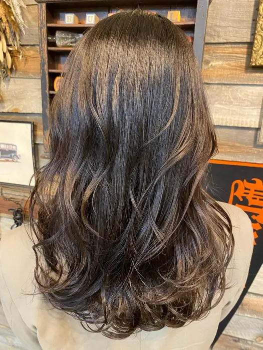 アッシュベージュ 室内で見るとかなり暗め 光に当たると赤みのないアッシュベージュ 6 7ト Rubell所属 五十嵐 ゆいなのヘア カタログ ミニモ