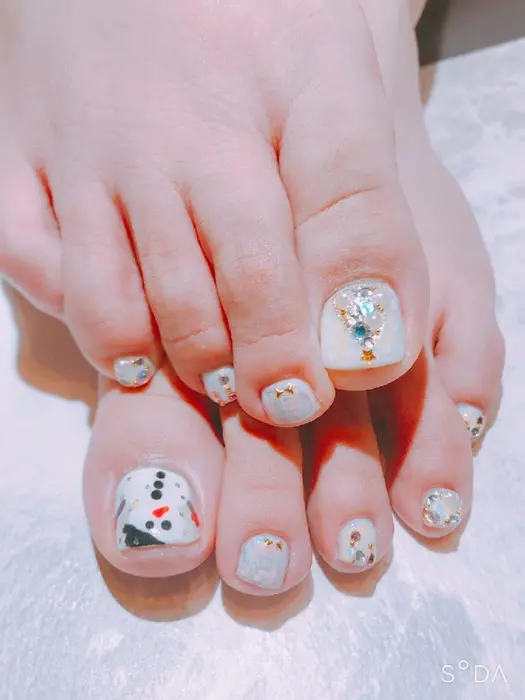 親指がツリー ゆきだるま Chimoka Nail所属 Chimoka Nailのネイルデザイン ミニモ