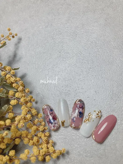 アンティークなお花にピンクを合わせて王道春夏ネイル お花ネイルが好きな方にオススメ Mich Nail所属 Mich Nailのネイルデザイン ミニモ