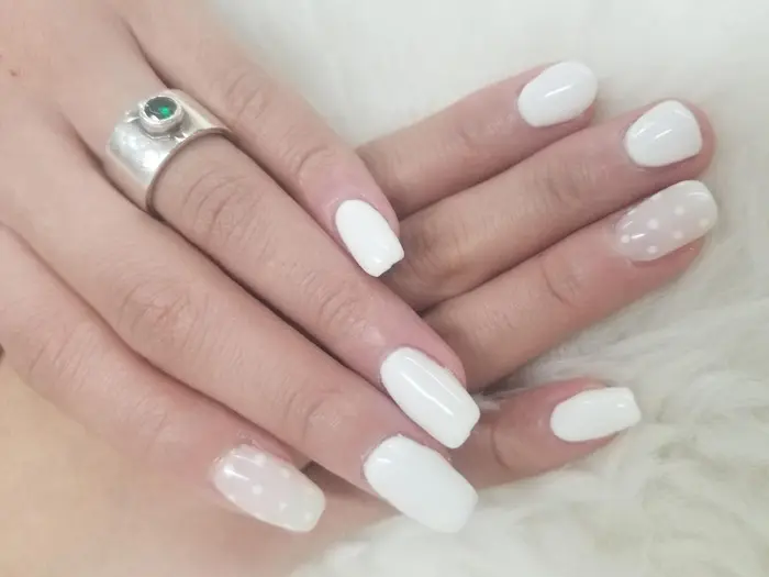 ホワイト 白がかわいいアートネイル ネイルサロン メルロ所属 ヤマウチ ナツコのネイルデザイン ミニモ