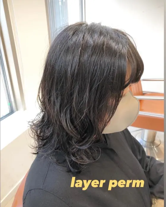 おしゃれに質感のくるくるっとしたパーマ ソフトウルフっぽい感じのレイヤースタイル Neolive Ginza所属 ニュアンスパーマ おおや ともみのヘアカタログ ミニモ