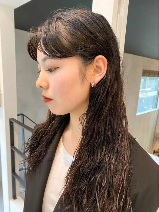 細かめウェーブのパーマスタイル 前髪はワンカールパーマでセンターパートに Cieca 所属 國井 彩友美のヘアカタログ ミニモ