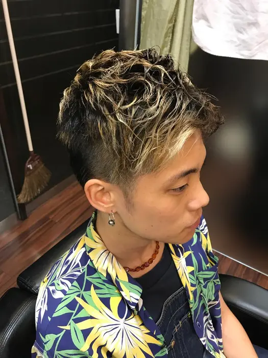 スタイル 横バリカン4mm 後ろ高めの刈り上げ セットしやすいパーマ アイロンパーマ ジェル仕上 ヒロ銀座所属 吉澤 咲那のヘアカタログ ミニモ