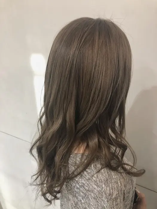 ロングの毛先を軽くして動きのあるふんわりヘアに仕上げました Agee所属 伊藤 慶太のヘアカタログ ミニモ