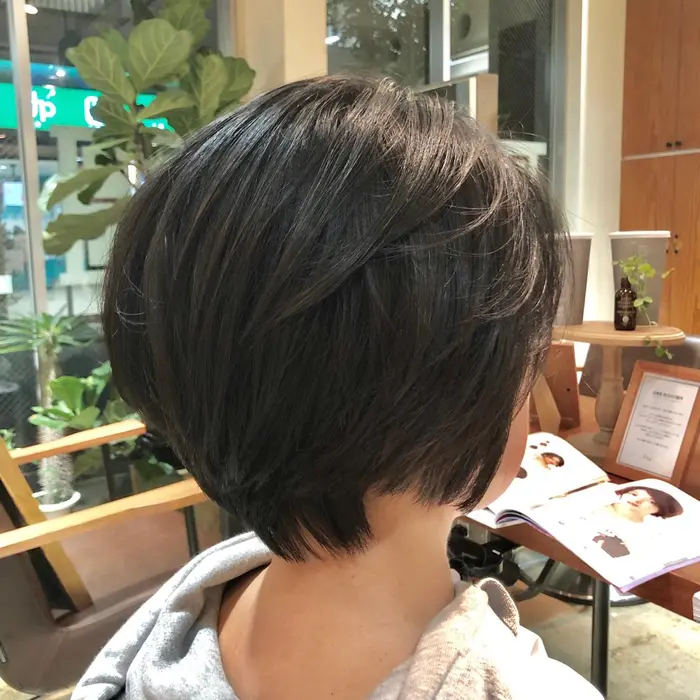 頭の後ろに丸みを作りつつ レイヤーで軽い動きも出るようなショートボブ Log所属 Matsui Chicaのヘアカタログ ミニモ