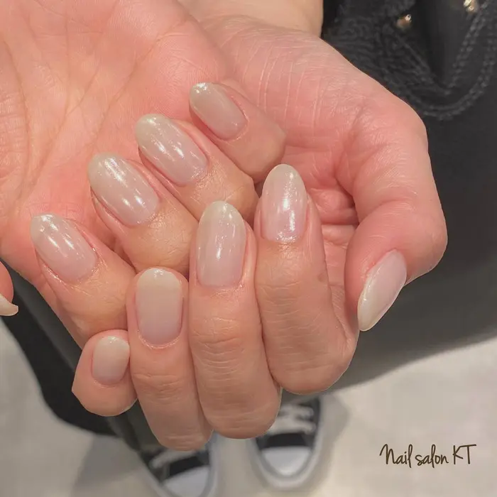 もう可愛いの極みすぎて キレイてずっとさけんでた アイボリーに ホワイトミラーがけ Nailsalon Kt所属 Nailist Hiromiの ネイルデザイン ミニモ