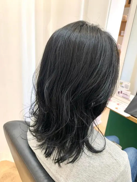 明るく抜け切った髪の毛に 暗めのブルーブラックをいれました 光に当たるとブルーがでてきます リシェールグリーン所属 白石 彩華のヘアカタログ ミニモ