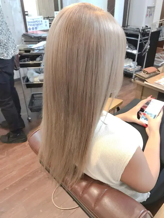 毛先 中間 根元 バラバラなダメージをホワイトカラーに International Hair Salon Fenice所属 丸みショート 暗髪 Sugaのヘアカタログ ミニモ