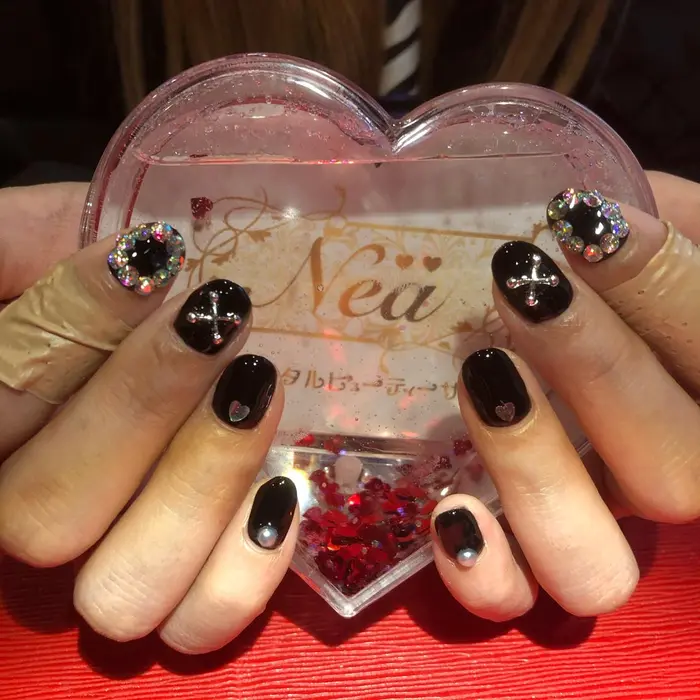 黒 量産型ネイル Nea所属 梁原 愛里のネイルデザイン ミニモ