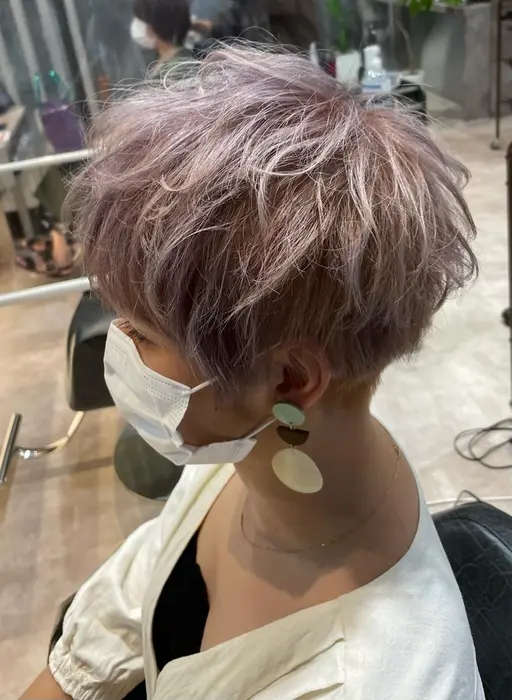 エスニックショート 限りなく白に近いホワイトモーブは透明感を通り越してエモさを感じるカラーです G Grow所属 堀 夢哉 札幌 大通美容室のヘア カタログ ミニモ