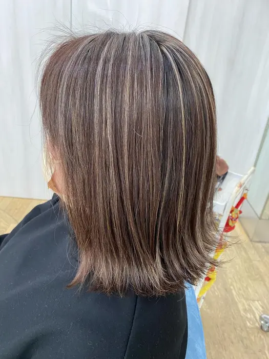 ヘアカラー 白髪ぼかしハイライト シルバー カット 切りっぱなしボブ 1st所属 リピート 指名率 No 1 松井のヘアカタログ ミニモ