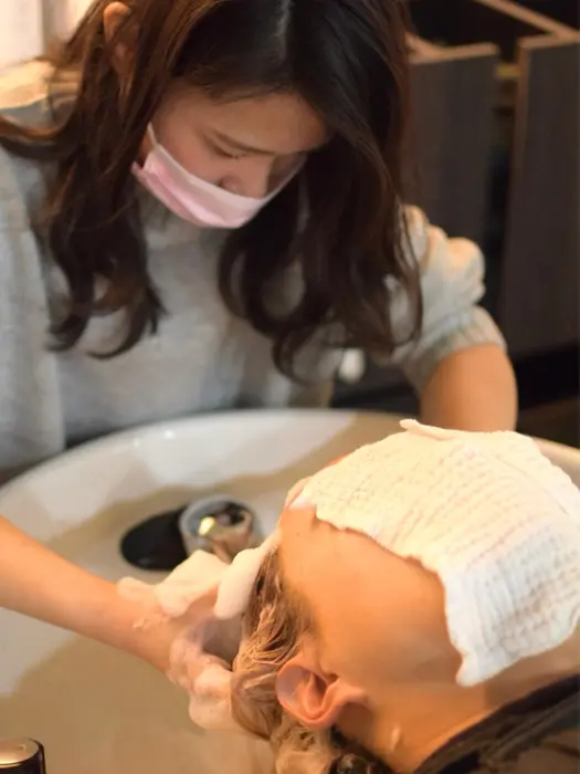 頭皮のコリや 首 肩 目周りの疲れ具合に合わせて マッサージ内容を変えています 完全オリジナル Vist By Revo所属 カラースペシャリスト 磯辺 美瑠のヘアカタログ ミニモ