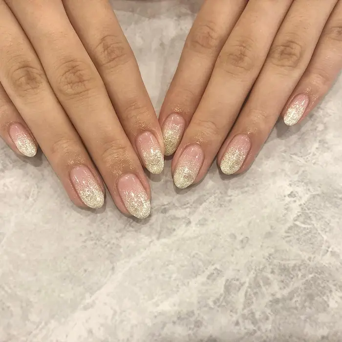 白のラメグラデーション Millie Ainee Eyelash Nail 池袋 所属 工藤 有紗のネイル デザイン ミニモ