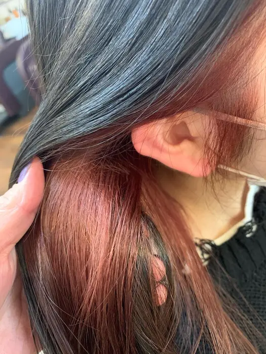 インナーカラー ワインレッド 暖色系でも深いボルドーカラーはこの冬にとっても人気のお色です I Flat所属 福田 真夕のヘアカタログ ミニモ