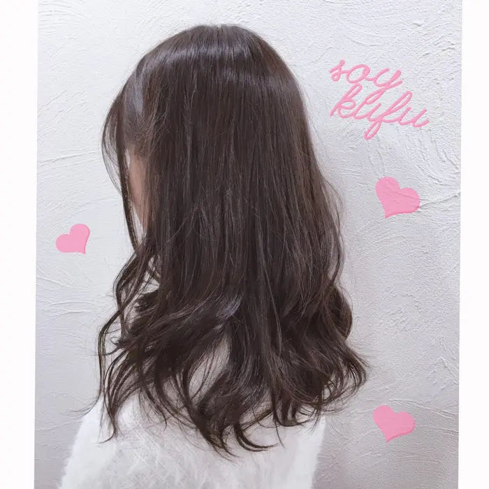 32ミリのコテでふわかわに しっかり巻くのではなく少しラフめに スタイリング剤ではなくツヤの出るオイ Soy Kufu所属 隅 優香のヘアカタログ ミニモ
