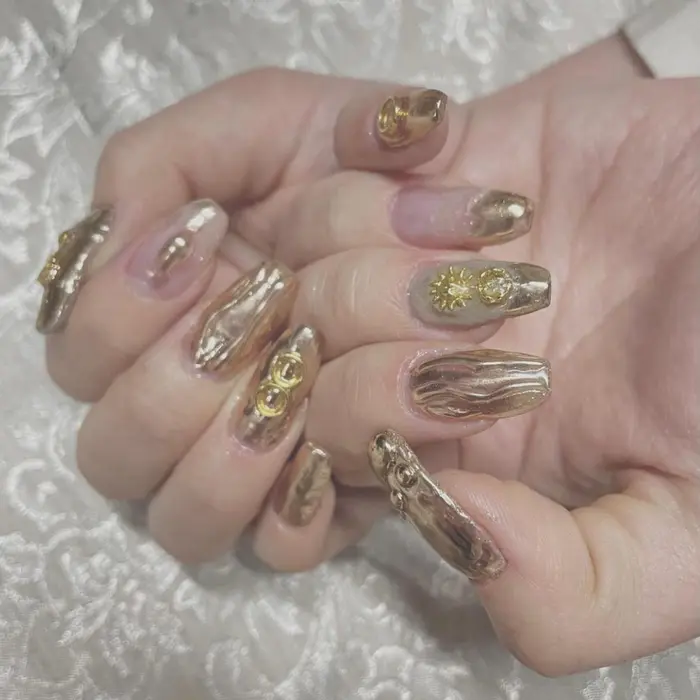 ゴールデンネイルゴールドのミラーパウダーメインにうねうねデザインやパーツなど乗せると とても高級 Nail Salon とげとげ所属 Mitsuru Nailのネイルデザイン ミニモ