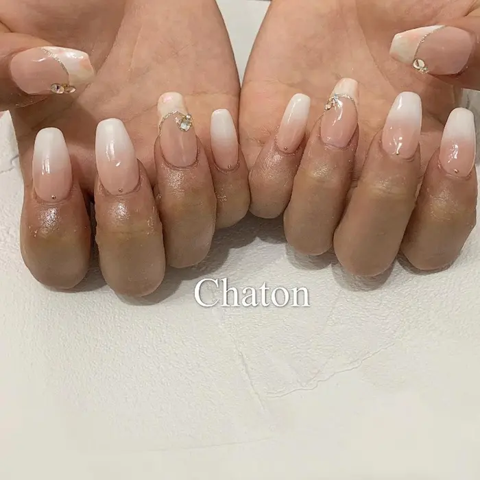 スカルプ白グラデフレンチ Nail Eyelash Chaton所属 川尻 茉希 のネイルデザイン ミニモ
