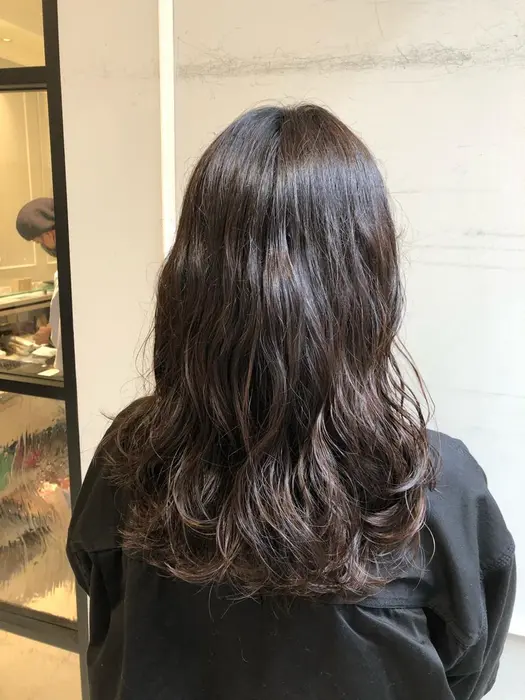 少しレイヤーいれたミディアムヘア 大きめだけど くるっとした質感でパーマ かけました かわいい Neolive Ginza 銀座店 ヘア 所属 ニュアンスパーマ おおや ともみのヘアカタログ ミニモ