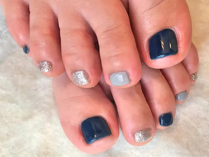 フットワンカラーネイビー グレー シルバーラメ Plumeria所属 富田 愛のネイルデザイン ミニモ