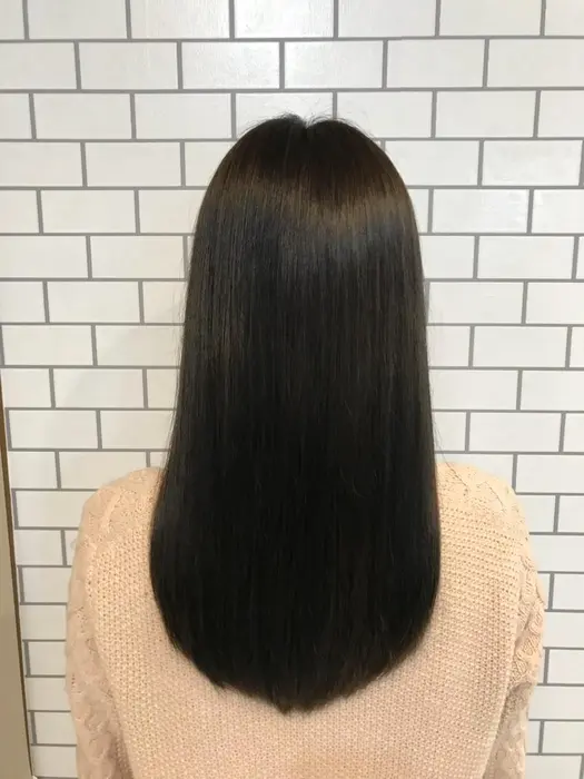 黒に近いブラウンで艶々になりました ストレート仕上げ To Mee所属 新田 修司のヘアカタログ ミニモ