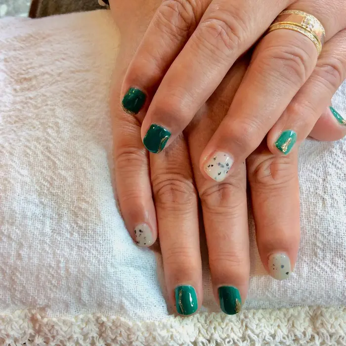 自分で剥がせるジェルネイルにパウダーなどを追加しています 6 0 朱花 For Hair所属 朱花 For Hairのネイル デザイン ミニモ