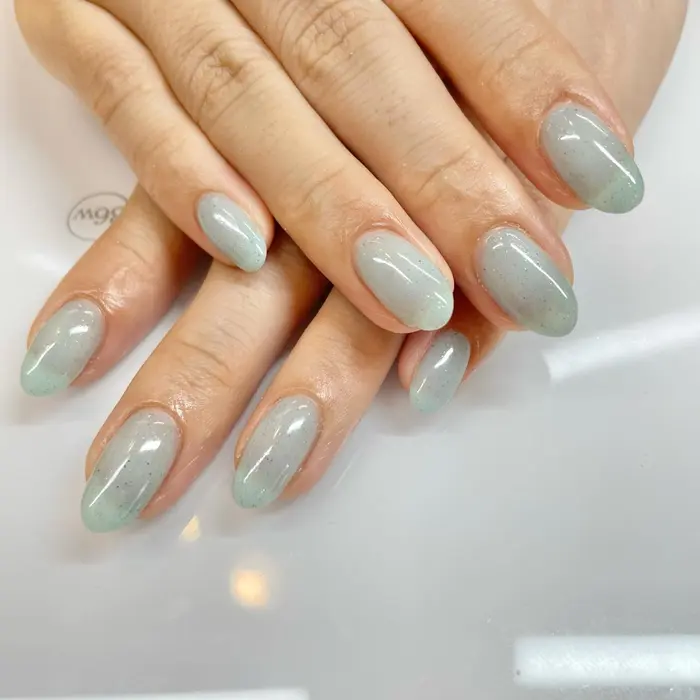 サンドジェル大流行です シアーなブルーのカラーに細かいラメとサンドが入っていてとても爽やかで Elixir Nail所属 エリクサーネイル神田 入江のネイルデザイン ミニモ