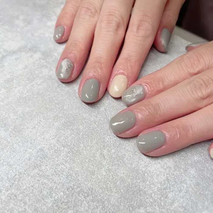 ナチュラルネイル ムーディな色合いに白のモヤモヤアート Emu Nail Eyelash所属 古梅 未優のネイル デザイン ミニモ