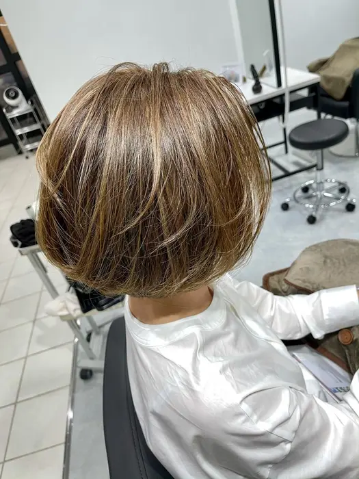 3dハイライトを入れる事でで重めボブでも立体感のあるスタイルに 毛先を後ろに流す事で短め Hair Color Le Jardin 葛西店所属 箭内 悟のヘアカタログ 20201204151109 ミニモ