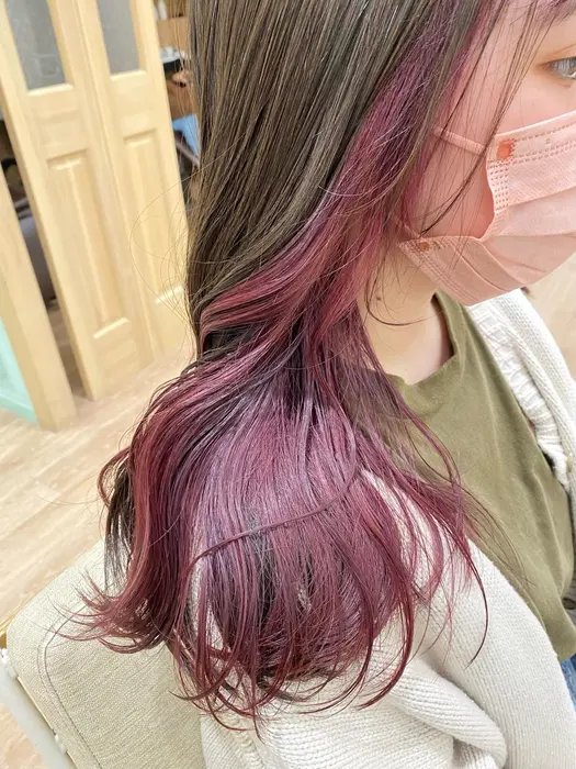 インナーカラー ブリーチ必須 ピンクパープル 表面 ナチュラルベージュ Morio From London 大宮店所属 Tomoe ヘアアレンジのヘアカタログ ミニモ
