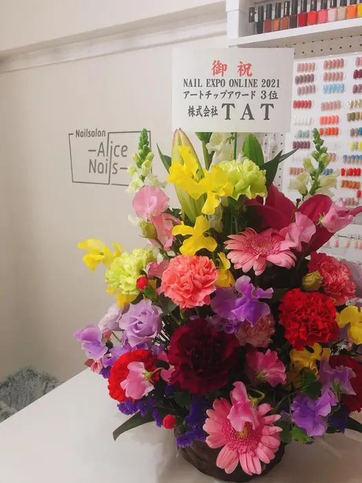 香港での初入賞を始め 数々の大会で優秀な成績を収めたネイルアーティストが現役のトップネイリストとして ネイルサロン アリスネイルズ所属 ネイルアーティスト アリスのネイルデザイン ミニモ