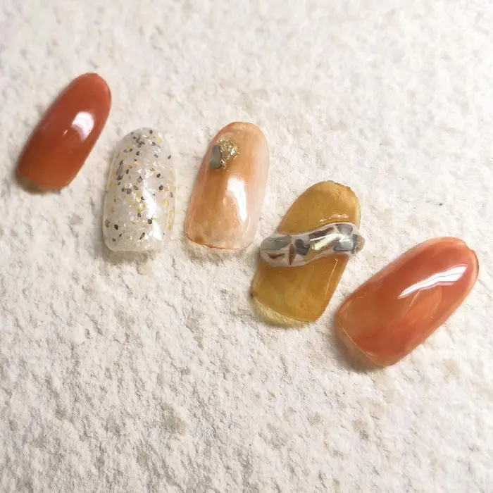 素材の組合せで面白い質感を表現 短いお爪の方にも良く似合うカジュアルなデザインです The 2swans所属 The 2swans フィルイン推奨店の ネイルデザイン ミニモ