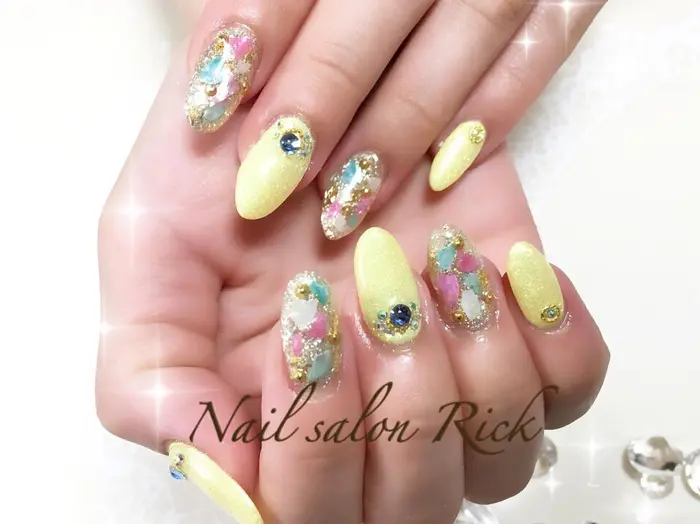 春色パステルイエローキラキラネイル ネイルサロン リック所属 ネイルサロン リックのネイルデザイン ミニモ