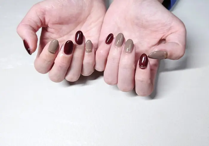 冬っぽい2色ネイル ニットやもこもこアウターとも合いそうな色合いです ワンカラー バイカラー Corpo 新宿店所属 Corpo新宿店 ニュアンス ネイルのネイルデザイン ミニモ