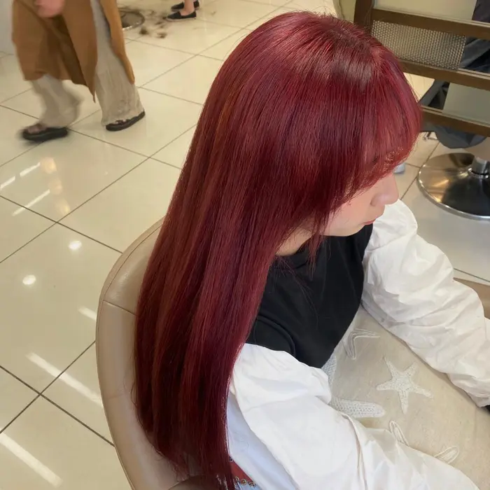 ワインレッド ブリーチでより鮮やかなワインレッドに ケアブリーチなので手触りもさらさらです Style横浜所属 ふんわりやわらか カラー野口まゆかのヘア カタログ ミニモ